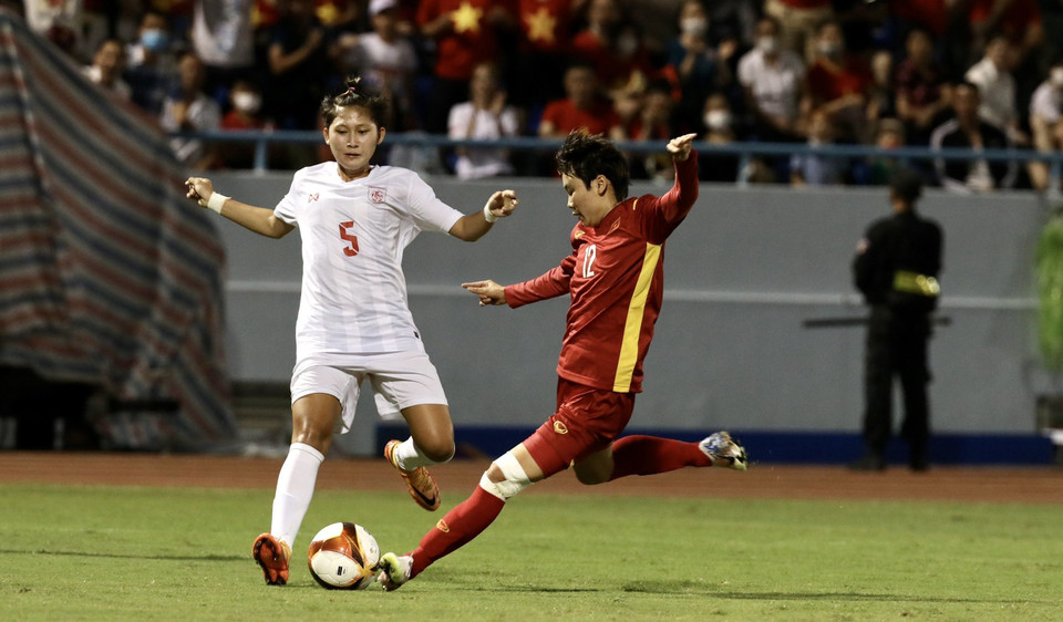 Pha xuống bóng và dứt điểm của tiền vệ Hải Yến. (Ảnh: Hoàng Linh/TTXVN)