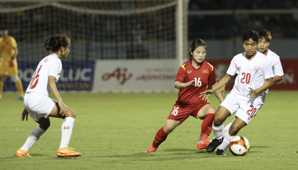 Tiền vệ Dương Thị Vân (16) tích cực đeo bám cầu thủ Myanmar. (Ảnh: Hoàng Linh/TTXVN)