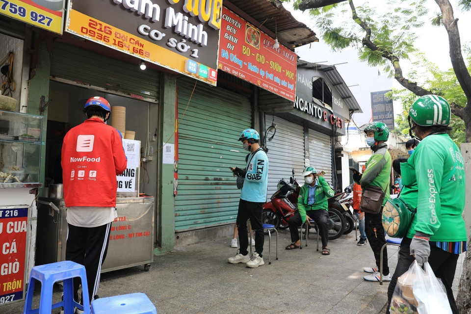 Tại các cửa hàng đông khách, ngoài quét mã QR-code bắt buộc, chủ cửa hàng phải đảm bảo sắp xếp người mua đứng giãn cách tuân thủ 5K. (Ảnh: Thành Đạt/TTXVN)