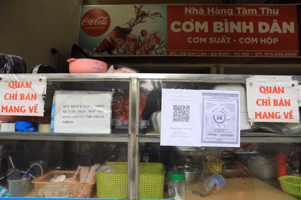 Đa phần các cơ sở kinh doanh ăn uống tại Hà Nội đều nghiêm túc thực hiện quy định dán QR Code nhằm quản lý thông tin người ra vào. (Ảnh: Thành Đạt/TTXVN)