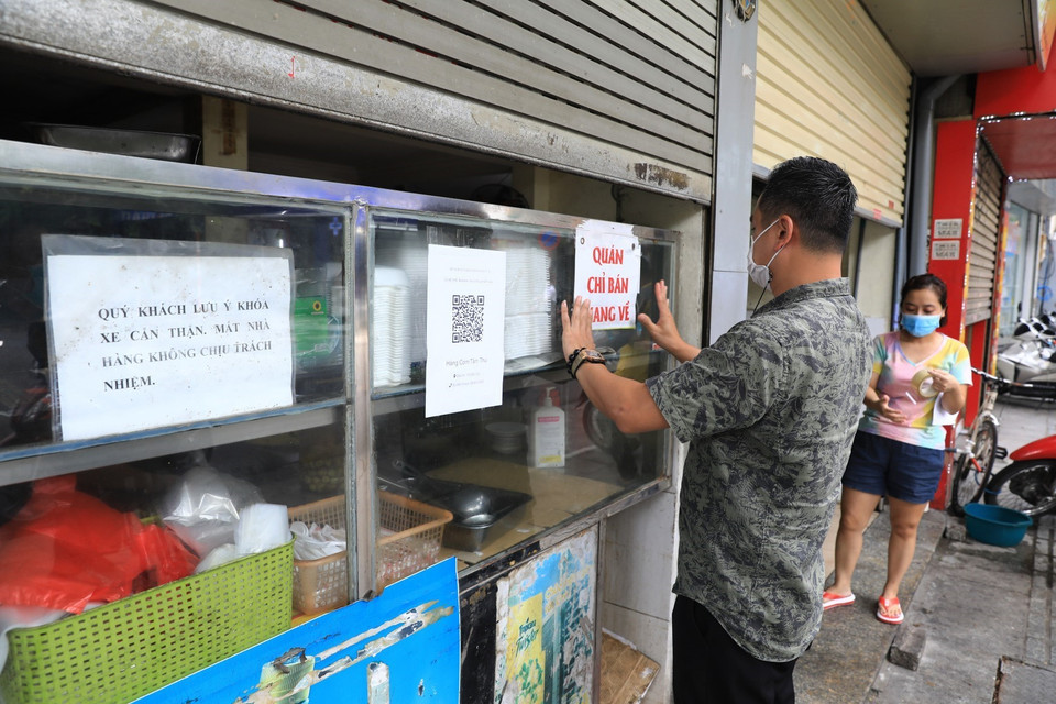 Các cửa hàng kinh doanh ăn uống được phép mở cửa hoạt động lại tại Hà Nội từ ngày 16/9 bắt buộc phải có điểm quét mã QR cho khách hàng. (Ảnh: Thành Đạt/TTXVN)
