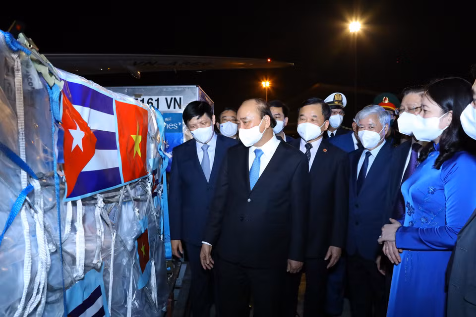 Chủ tịch nước Nguyễn Xuân Phúc giới thiệu với các đại biểu lô hàng 1,05 triệu liều vaccine Abdala của Cuba chuyển về Việt Nam theo chuyên cơ của Chủ tịch nước. (Ảnh: Nguyễn Điệp/TTXVN)