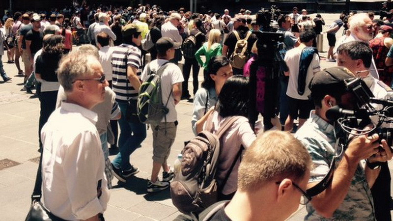 Rất đông người dân có mặt theo dõi vụ việc.