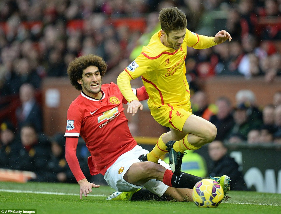 Fellaini sớm khiến trận đấu nóng lên với pha phạm lỗi