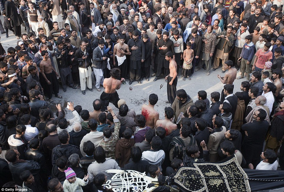 Nhiều người trong đó có cả trẻ em đã tới xem cảnh tự hành xác. Đây là một trong những ngày lễ quan trọng nhất theo lịch của người Hồi giáo.