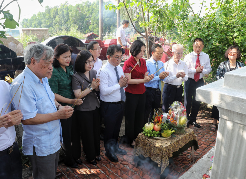 Các đại biểu dâng hương tại mộ nguyên Tổng Giám đốc TTXVN Đào Tùng. (Ảnh: Danh Lam/TTXVN)