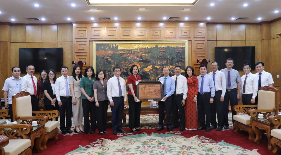 Phó Chủ tịch thường trực Ủy ban Nhân dân tỉnh Bắc Giang Mai Sơn trao tặng phẩm cho TTXVN. (Ảnh: Danh Lam/TTXVN)