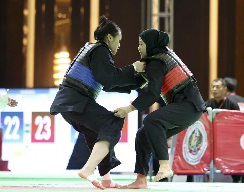 Vận động viên Nguyễn Hoàng Hồng Ân (đai xanh) thắng đối thủ Safira Dwi Meilani (đai đỏ, Indonesia), giành huy chương Vàng ở hạng cân 50-55kg nữ. (Ảnh: Minh Quyết/TTXVN)