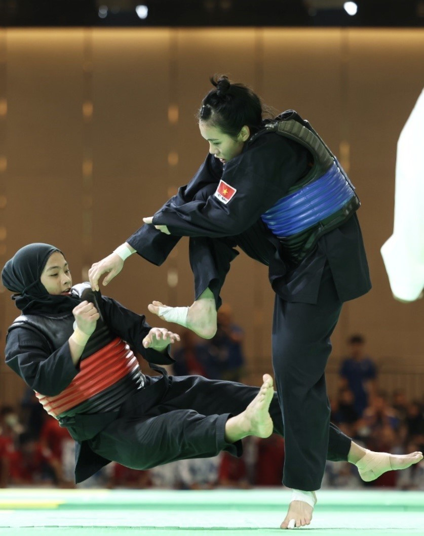 Vận động viên Nguyễn Hoàng Hồng Ân (đai xanh) thắng đối thủ Safira Dwi Meilani (đai đỏ, Indonesia), giành huy chương Vàng ở hạng cân 50-55kg nữ. (Ảnh: Minh Quyết/TTXVN)