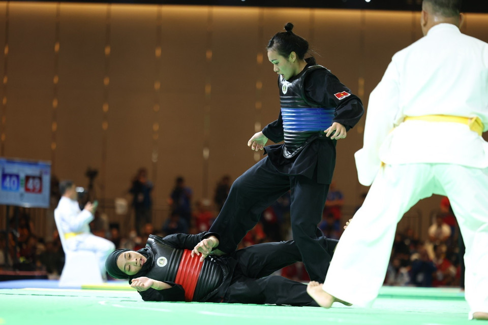 Vận động viên Nguyễn Hoàng Hồng Ân (đai xanh) thắng vận động viên Safira Dwi Meilani (đai đỏ, Indonesia), giành huy chương Vàng ở hạng cân 50-55kg nữ. (Ảnh: Minh Quyết/TTXVN)