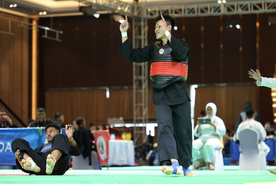 Vận động viên Nguyễn Tấn Sang (đai đỏ) thắng thuyết phục vận động viên Bin Sheik Alau'ddin (đai xanh, Singapore), giành huy chương Vàng ở hạng cân 75-80kg nam. (Ảnh: Minh Quyết/TTXVN)