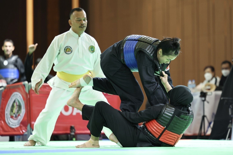 Vận động viên Nguyễn Hoàng Hồng Ân (đai xanh) thắng đối thủ Safira Dwi Meilani (đai đỏ, Indonesia), giành huy chương Vàng ở hạng cân 50-55kg nữ. (Ảnh: Minh Quyết/TTXVN)
