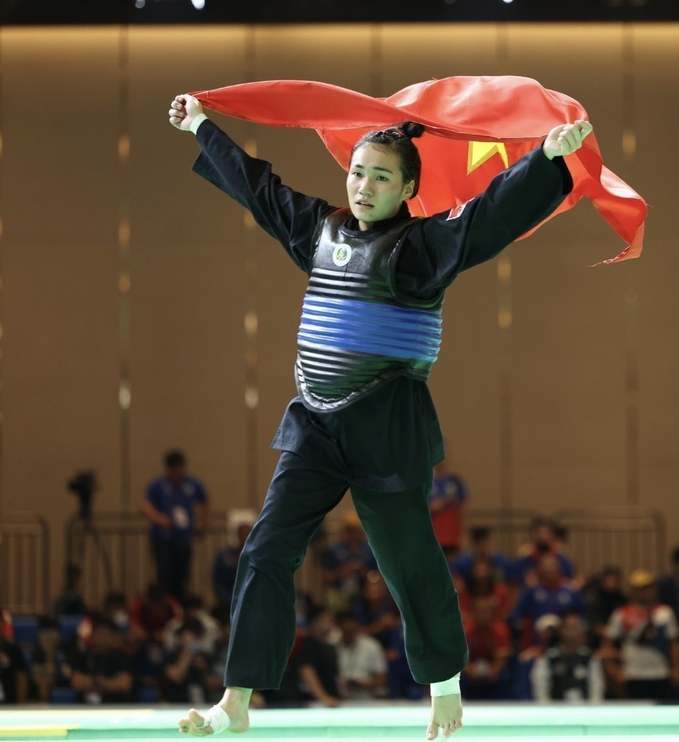 Vận động viên Nguyễn Hoàng Hồng Ân vui mừng với thành tích giành huy chương Vàng ở hạng cân 50-55kg nữ. (Ảnh: Minh Quyết/TTXVN)