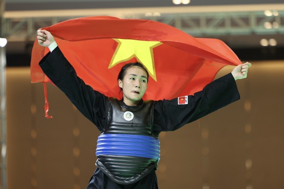 Vận động viên Nguyễn Hoàng Hồng Ân vui mừng với thành tích giành huy chương Vàng ở hạng cân 50-55kg nữ. (Ảnh: Minh Quyết/TTXVN)