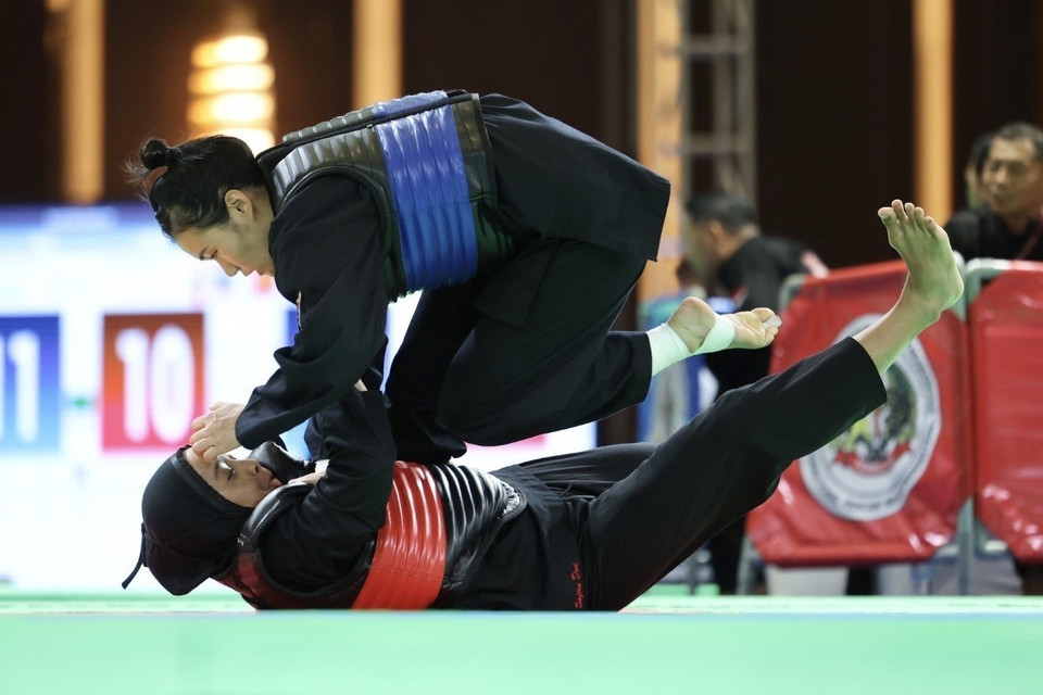 Vận động viên Nguyễn Hoàng Hồng Ân (đai xanh) thắng đối thủ Safira Dwi Meilani (đai đỏ, Indonesia), giành huy chương Vàng ở hạng cân 50-55kg nữ. (Ảnh: Minh Quyết/TTXVN)