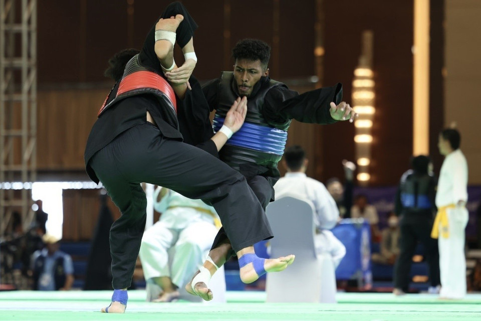 Nguyễn Tấn Sang (đai đỏ, trái) thắng Bin Sheik Alau'ddin (đai xanh, Singapore), giành huy chương Vàng ở hạng cân 75-80kg nam. (Ảnh: Minh Quyết/TTXVN)