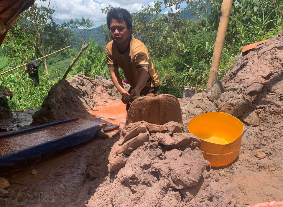 Một phu vàng làm việc tại điểm Nậm Khá, xã Mù Cả, huyện Mường Tè, tỉnh Lai Châu. (Ảnh: Nhóm PV TTXVN tại Lai Châu)