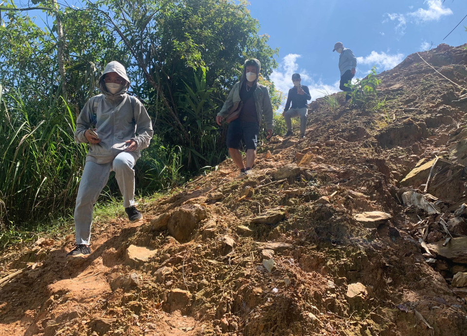 Sau nhiều giờ vượt qua những đoạn đường núi cheo leo, hiểm trở, nhóm phóng viên tiếp cận điểm khai thác vàng ở Nậm Khá, xã Mù Cả, huyện Mường Tè, tỉnh Lai Châu.(Ảnh: Nhóm PV TTXVN tại Lai Châu)