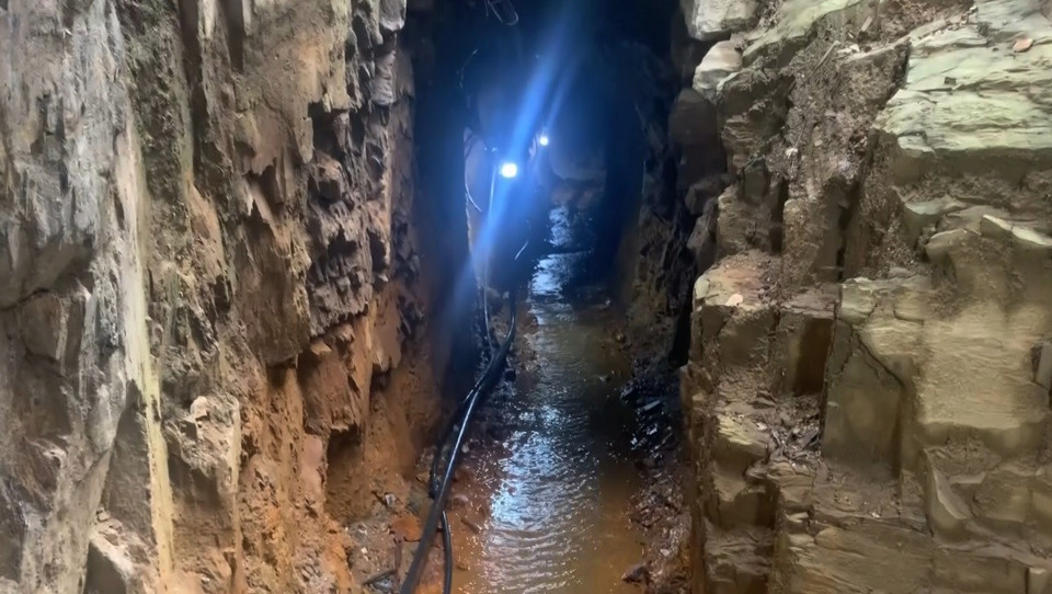 Đường hầm đào vàng dài 200m với hệ thống đèn điện đầy đủ để phục vụ khai thác vàng tại một đỉnh núi ở rừng phòng hộ thuộc bản Nậm Suổng, xã Vàng San, huyện Mường tè, tỉnh Lai Châu. (Ảnh: Nguyễn Oanh/TTXVN)