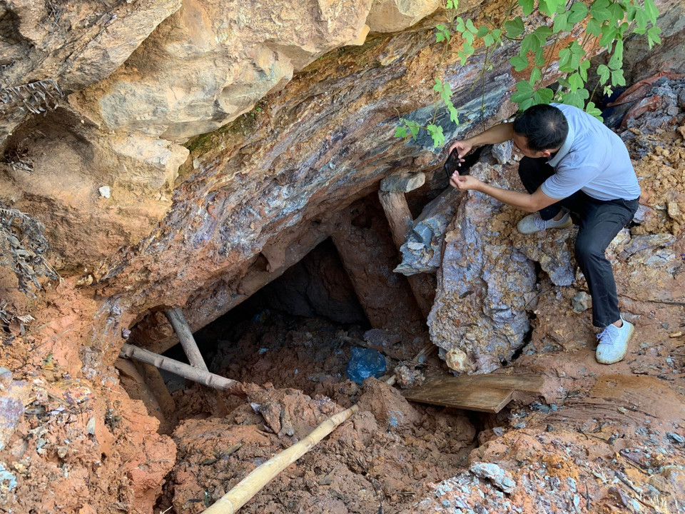 Những hầm đào vàng được chống đỡ thô sơ, cực kỳ nguy hiểm, nếu sập hầm có thể chết người làm việc ở trong đó. (Ảnh: Nhóm PV TTXVN tại Lai Châu)