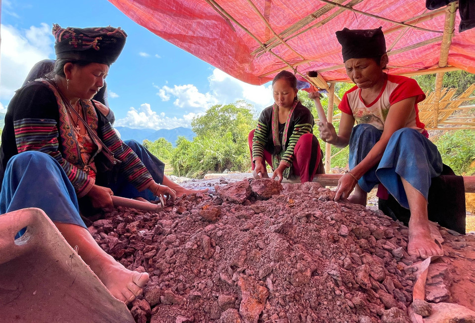 Cuộc sống tại điểm khai thác vàng Nậm Khá, xã Mù Cả, huyện Mường Tè, tỉnh Lai Châu còn nhộn nhịp, sôi động hơn cuộc sống ở trong bản. (Ảnh: Nhóm PV TTXVN tại Lai Châu)
