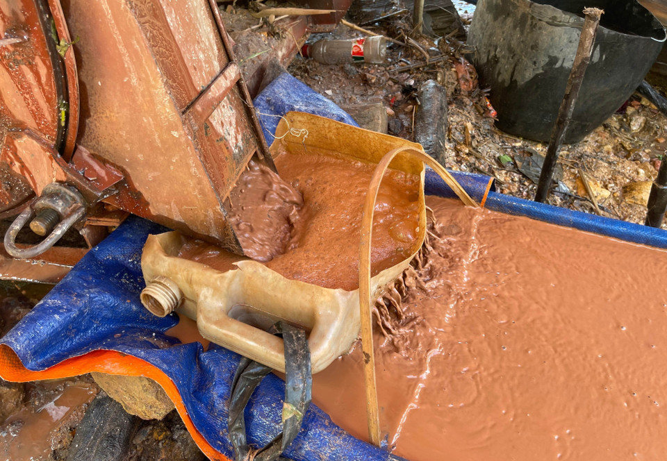 Quặng vàng được nghiền nhỏ và cho nước vào lọc.(Ảnh: Nhóm PV TTXVN tại Lai Châu)