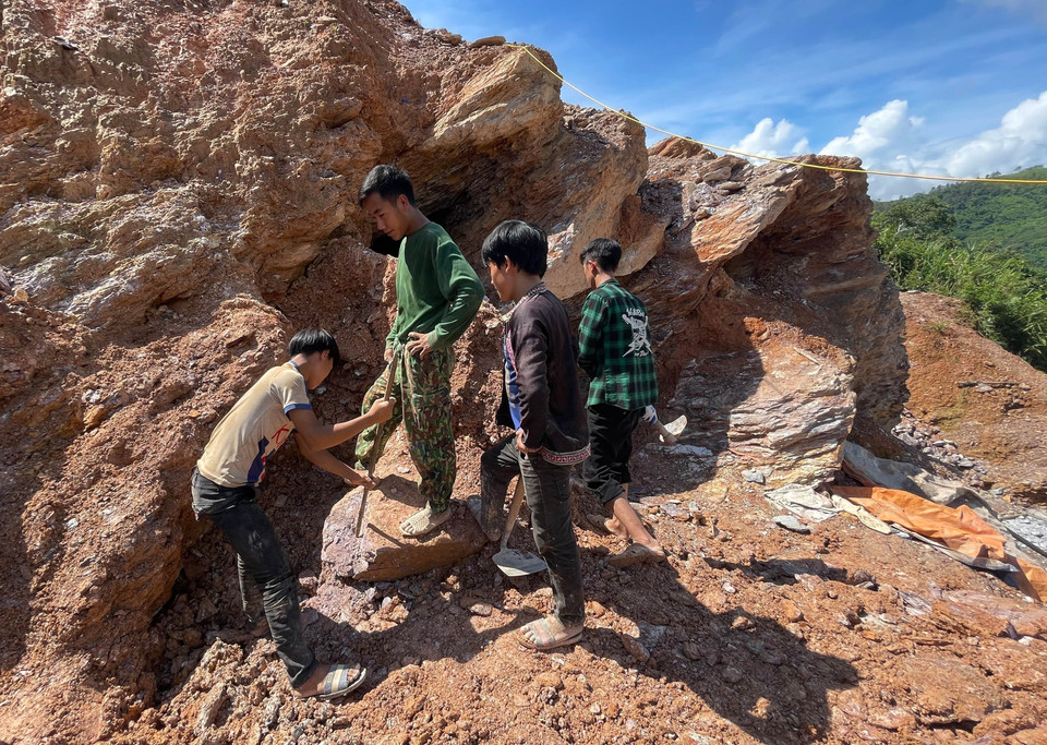 Một vùng rộng rộng lớn trong rừng phòng hộ bị đào bới để tìm vàng. (Ảnh: Nhóm PV TTXVN tại Lai Châu)