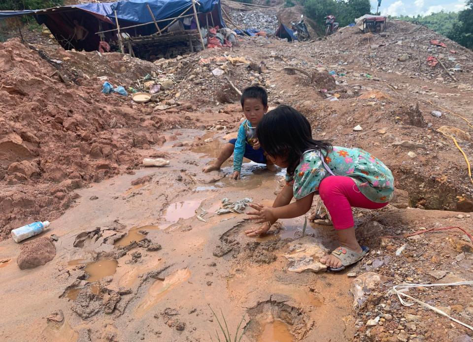 Trẻ em vui đùa trên bãi thải ở điểm khai thác vàng Nậm Khá, xã Mù Cả, huyện Mường Tè, tỉnh Lai Châu. (Ảnh: Nhóm PV TTXVN tại Lai Châu)