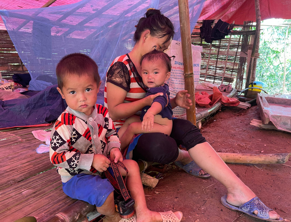 Cuộc sống của trẻ em theo chân cha mẹ vào tìm vàng ở điểm Nậm Khá, xã Mù Cả, huyện Mường Tè, tỉnh Lai Châu. (Ảnh: Nhóm PV TTXVN tại Lai Châu)