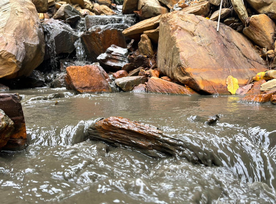 Con suối tại bản Nậm Suổng, xã Vàng San, huyện Mường Tè, tỉnh Lai Châu là nơi lấy nước cho cuộc sống sinh hoạt, sản xuất của toàn bộ người Mảng có hơn 70 hộ dân với 500 nhân khẩu bị ô nhiễm nặng nề do khai thác vàng trái phép. (Ảnh: Nhóm PV TTXVN tại Lai Châu)