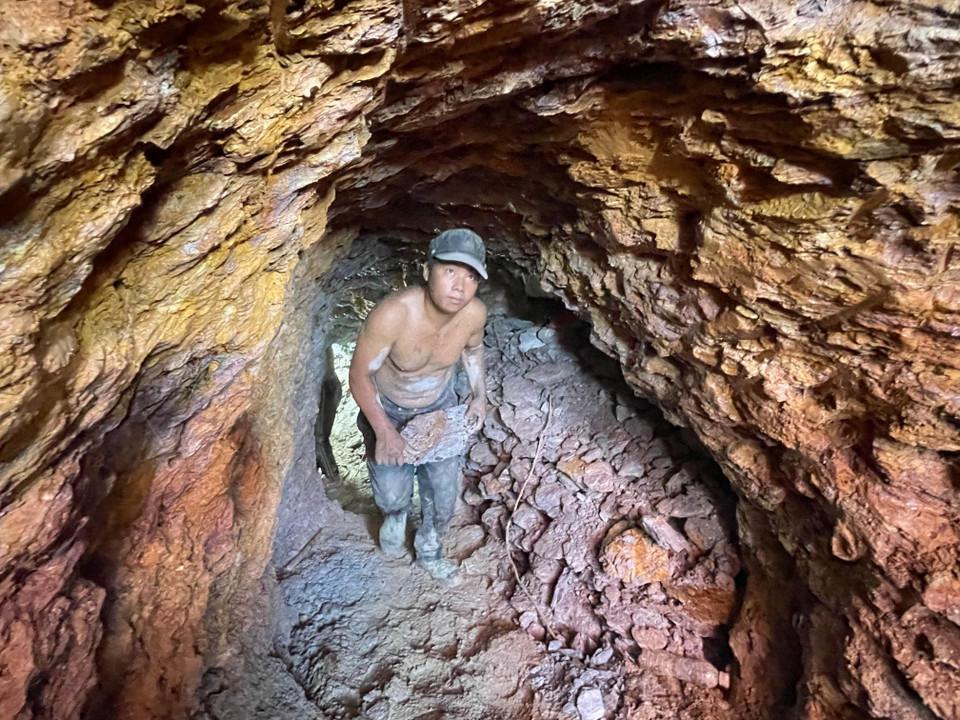 Một phu vàng vận chuyển quặng vàng tại một hầm khai thác vàng sâu hun hút ở điểm Nậm Khá, xã Mù Cả, huyện Mường tè, tỉnh Lai Châu. (Ảnh: Nhóm PV TTXVN tại Lai Châu)