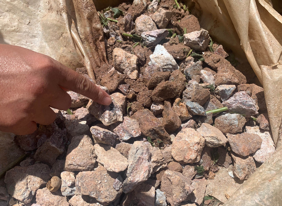 Quặng vàng được khai thác từ những hầm vàng ở điểm Nậm Khá, xã Mù Cả, huyện Mường Tè, tỉnh Lai Châu.(Ảnh: Nhóm PV TTXVN tại Lai Châu)