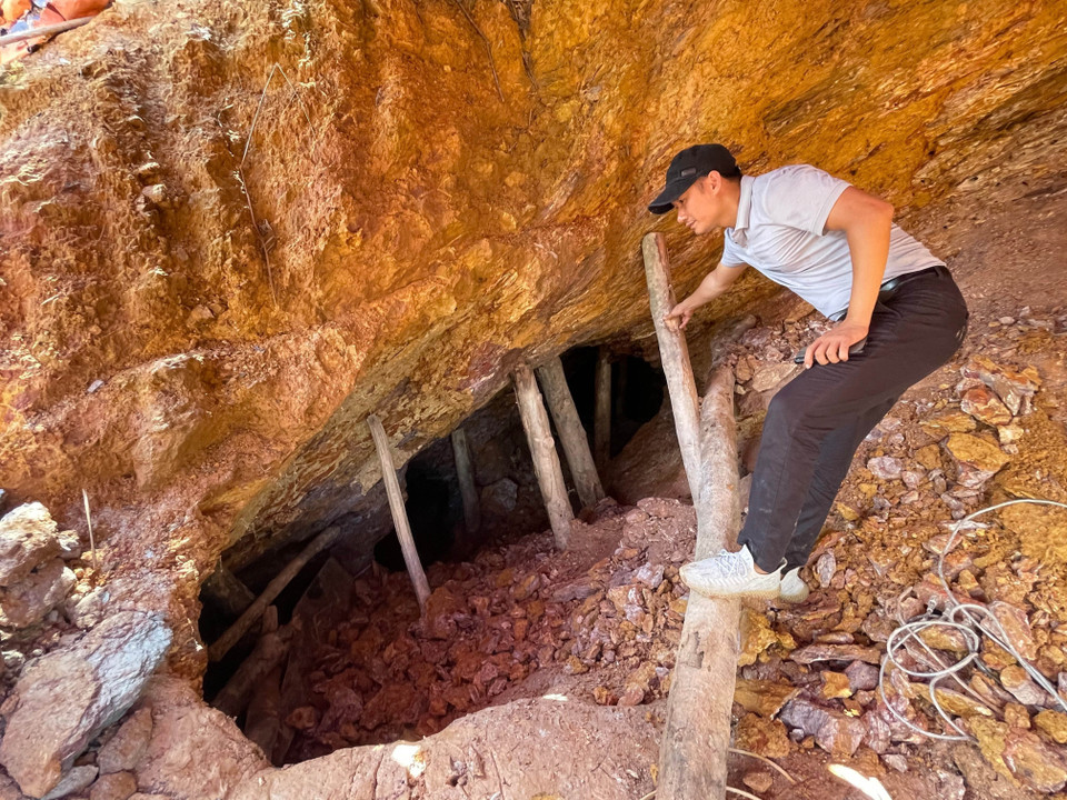 Phóng viên TTXVN xâm nhậm một hầm vàng tại điểm Nậm Khá, xã Mù Cả, huyện Mường Tè, tỉnh Lai Châu. (Ảnh: Nhóm PV TTXVN tại Lai Châu)