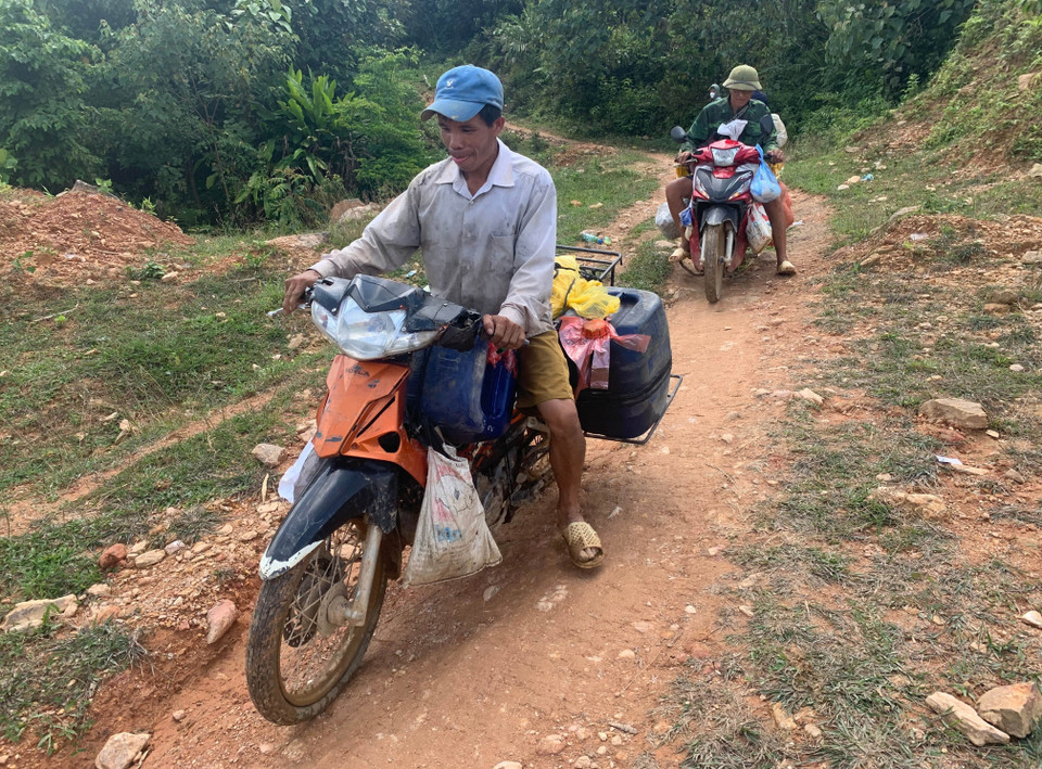 Để phục vụ cho bãi vàng Nậm Khá, xã Mù Cả, nhu yếu phẩm được vận chuyển qua đò, sau đó chở bằng xe máy vào bãi vàng. (Ảnh: Nhóm PV TTXVN tại Lai Châu)