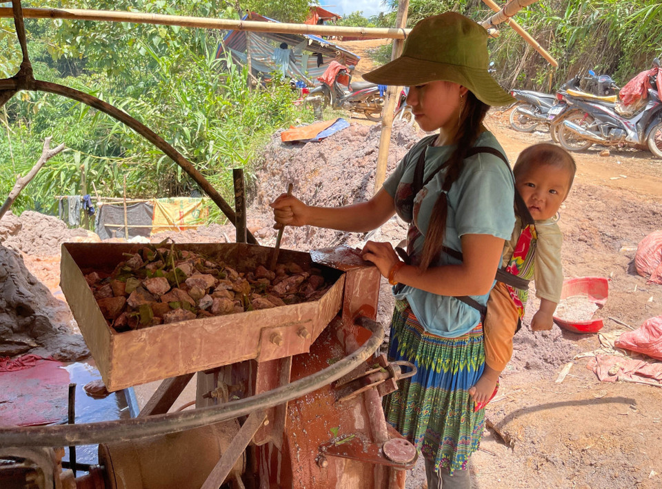 Trẻ em cũng được bố mẹ mang vào bãi làm vàng.(Ảnh: Nhóm PV TTXVN tại Lai Châu)