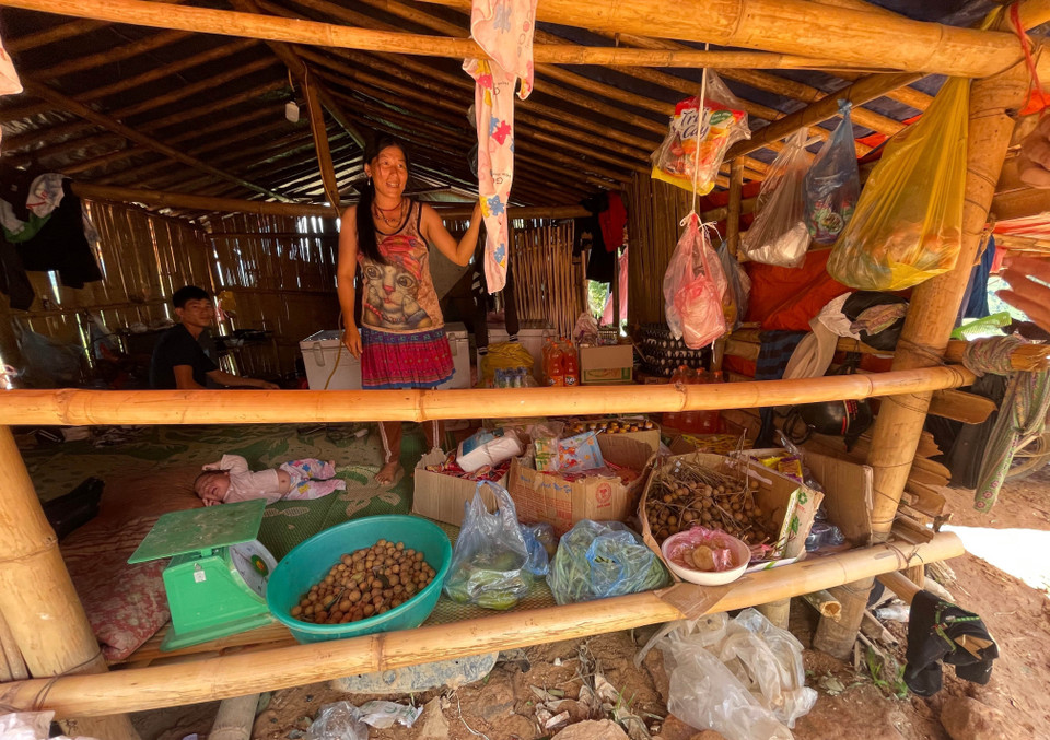 Những tiệm tạp hóa bán đủ loại để phục vụ cho nhu cầu mua các vật dụng sinh hoạt, ăn uống hàng ngày trong bãi vàng. (Ảnh: Nhóm PV TTXVN tại Lai Châu)