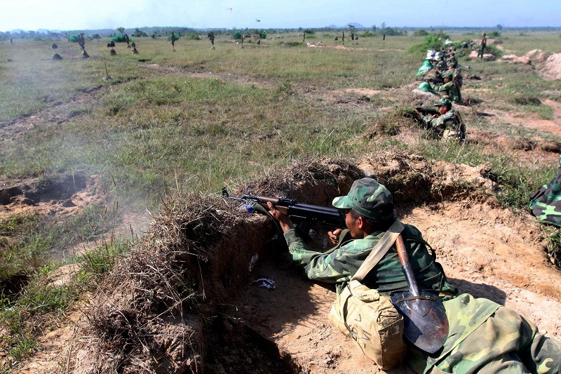 Lực lượng bộ binh với hỏa lực mạnh tiêu diệt sinh lực địch. (Ảnh: Thanh Vũ/TTXVN)