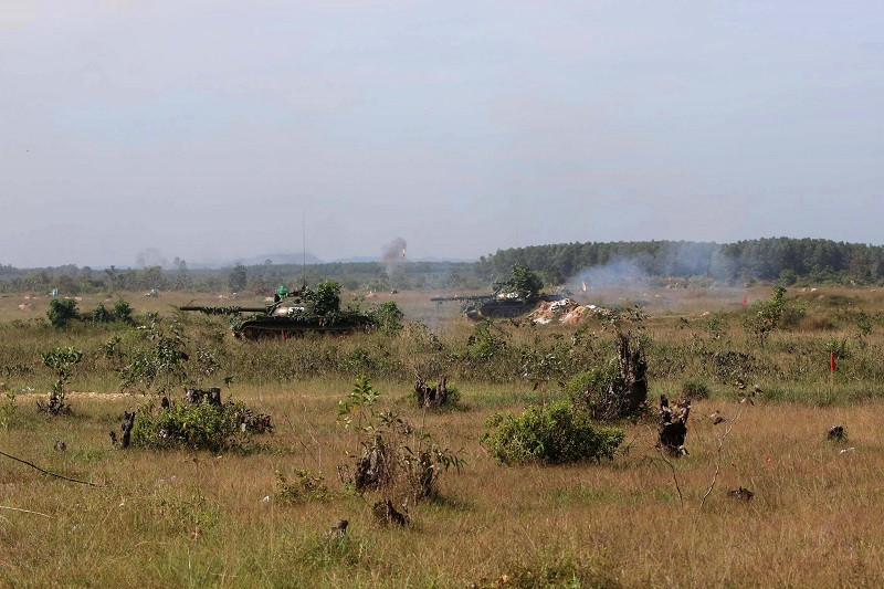 Xe tăng cơ động chiếm lĩnh trận địa. (Ảnh: Thanh Vũ/TTXVN)