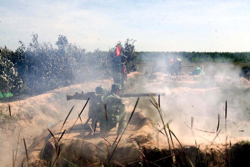 Khẩu đội DKZ tiêu diệt mục tiêu địch. (Ảnh: Thanh Vũ/TTXVN)