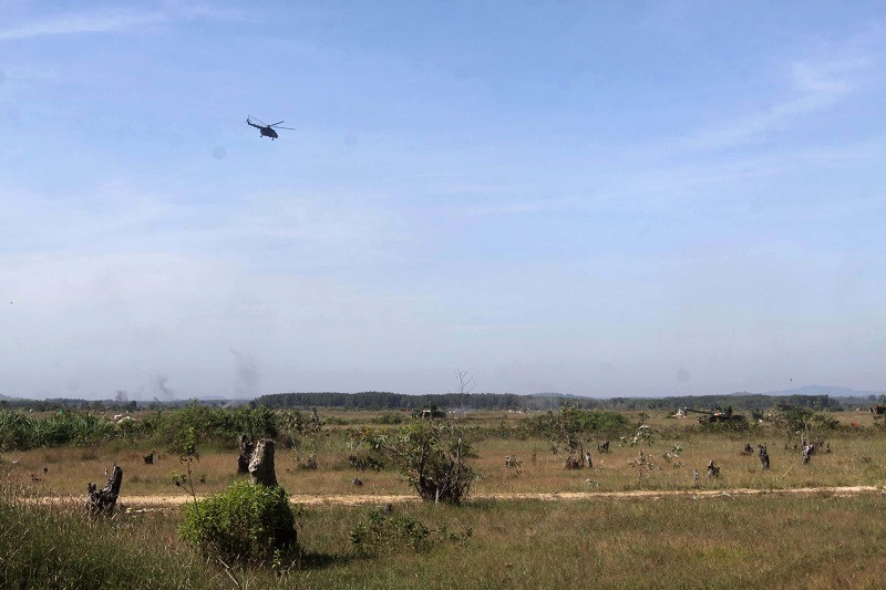 Không quân và xe thiết giáp hiệp đồng cùng bộ binh tiêu diệt địch. (Ảnh: Thanh Vũ/TTXVN)