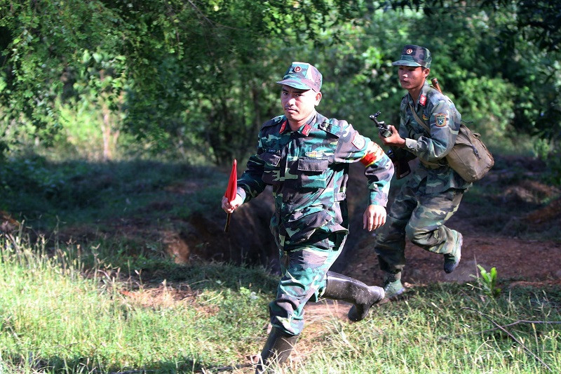  Lực lượng bộ binh cơ động chiếm lĩnh trận địa. (Ảnh: Thanh Vũ/TTXVN)