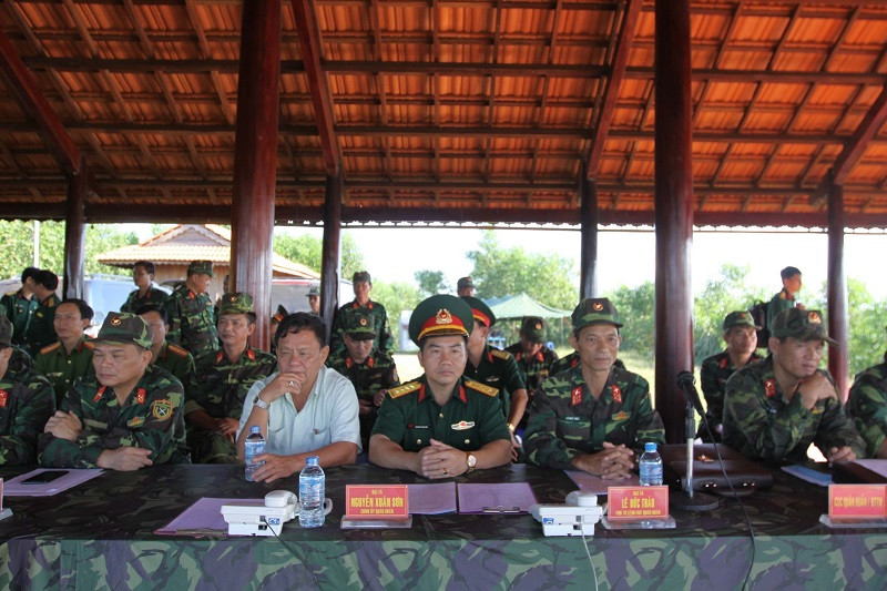 Lãnh đạo, chỉ huy Quân đoàn 4 theo dõi và chỉ đạo diễn tập. (Ảnh: Thanh Vũ/TTXVN)