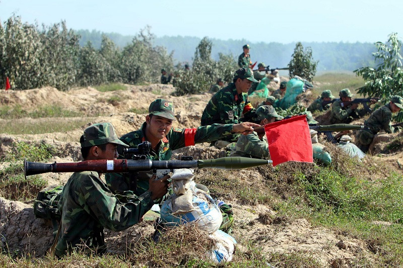 Các xạ thủ B41 ngắm thẳng mục tiêu bắn. (Ảnh: Thanh Vũ/TTXVN)