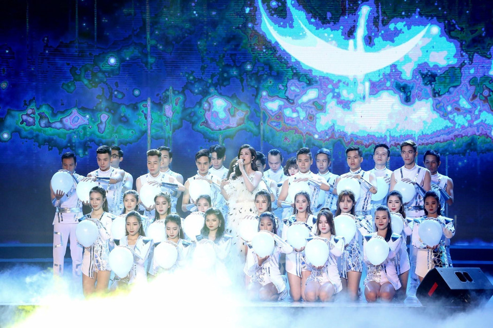 Tiết mục của ca sỹ Đông Nhi tại chương trình. (Ảnh: Thành Đạt/TTXVN)