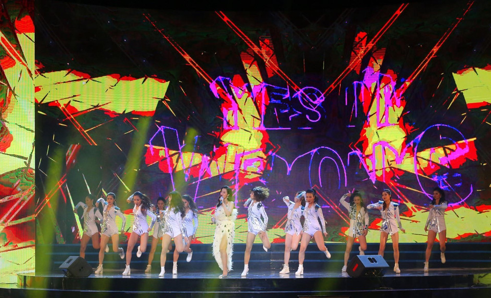 Tiết mục của ca sỹ Đông Nhi tại chương trình. (Ảnh: Thành Đạt/TTXVN)