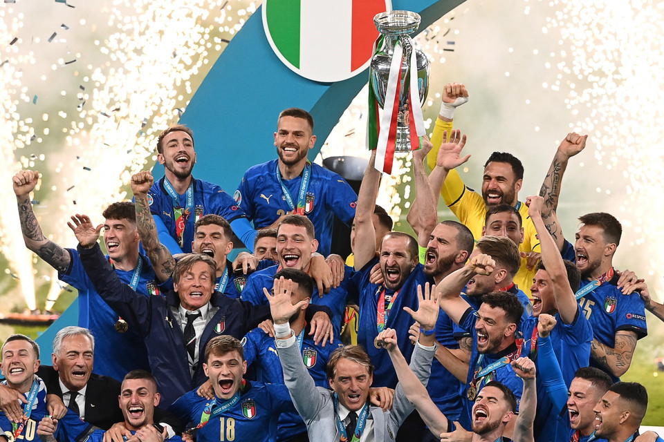 Italy đã ca khúc khải hoàn trên sân Wembley ở London (Anh) sau 15 năm chờ đợi, kể từ sau chức vô địch World Cup 2006. Đó là chiến thắng hoàn toàn xứng đáng sau khi vượt qua đội chủ nhà Anh bằng loạt đá luân lưu nghẹt thở 3-2 trong trận chung kết EURO 2020 ngày 11/7/2021. (Ảnh: AFP/TTXVN)