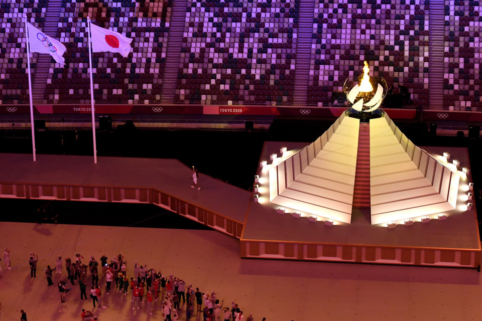 10 sự kiện nổi bật của thế giới năm 2021: 10 - Nhiều sự kiện thể thao quốc tế lớn được tổ chức trở lại. Trong ảnh: Ngọn đuốc Olympic được thắp sáng tại lễ khai mạc Olympic Tokyo 2020. (Ảnh: AFP/TTXVN)