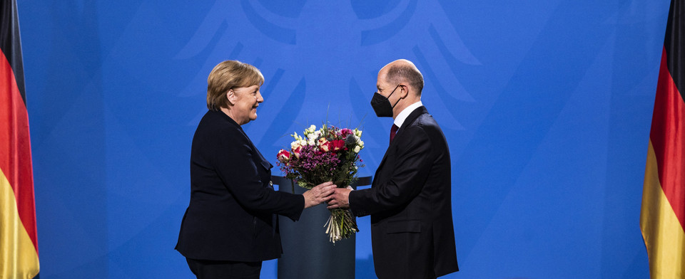 Ngày 8/12/2021, cựu Thủ tướng Đức Angela Merkel đã rời văn phòng của bà ở trung tâm Berlin, sau khi chính thức trao quyền cho người kế nhiệm Olaf Scholz, kết thúc hành trình 16 năm lãnh đạo nước Đức vượt qua nhiều cuộc khủng hoảng. Trước đó, tại lễ chuyển giao quyền lực, bà Merkel đã kêu gọi tân Thủ tướng Scholz nỗ lực vì lợi ích lớn lao của đất nước. Bà nhấn mạnh đây là một công việc đòi hỏi nhiều nỗ lực và là một công việc tuyệt vời khi được chịu trách nhiệm vì đất nước. Trong ảnh: Tân Thủ tướng Đức Olaf Scholz (phải) nhận hoa chúc mừng từ người tiền nhiệm Angela Merkel, tại văn phòng Chính phủ ở Berlin, ngày 8/12/2021. (Nguồn: AFP/TTXVN)