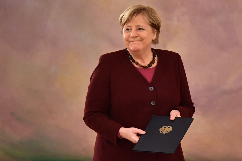 10 sự kiện nổi bật của thế giới năm 2021: 7 - Thủ tướng Đức Angela Merkel rời chính trường sau 16 năm. Sự kiện Tổng thống Đức Frank-Walter Steinmeier trao quyết định kết thúc nhiệm kỳ hoạt động cho Thủ tướng Angela Merkel (ảnh) đã chính thức khép lại 16 năm liên tiếp bà đảm đương cương vị người đứng đầu Chính phủ của nền kinh tế lớn nhất châu Âu. Với nước Đức nói riêng và châu Âu nói chung, sự kiện ngày không chỉ chấm dứt một nhiệm kỳ của người đứng đầu Chính phủ, mà còn khép lại kỷ nguyên Merkel với những di sản được mô tả là đồ sộ cả về đối nội và đối ngoại. (Ảnh: AFP/TTXVN)