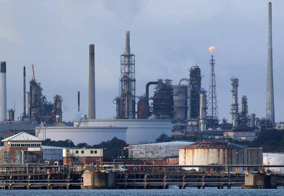 Cuộc khủng hoảng nguồn cung ngày càng leo thang tại châu Âu khiến giá khí đốt tự nhiên đạt kỷ lục mới trong ngày 5/10/2021, gây quan ngại về an ninh nhiên liệu vào mùa Đông năm nay ở lục địa già. Theo đó, giá khí đốt ở châu Âu tiếp tục đạt kỷ lục mới 1.300 USD/1000 m3, trong bối cảnh mức lưu trữ khí đốt tại các cơ sở ở châu Âu tính đến tháng 9 đã thấp lịch sử. Trong ảnh: Cơ sở lọc dầu Esso ở Fawley, gần Southampton, Anh ngày 4/10/2021. (Ảnh: AFP/TTXVN)